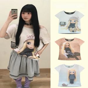루즈 숄더 티셔츠 여성용 반팔 인형 콜라보레이션 캐주얼 스타일 코튼 라운드넥 작은 인형 패턴 탑