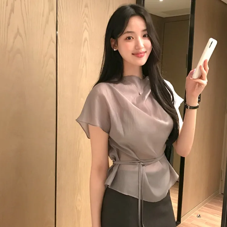 여름 반팔 셔츠 여성 캐주얼 스타일 허리 조절 벨트 얇은 실크 혼방 탑 하프 하이 칼라 반투명 디자인