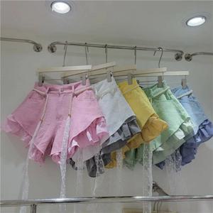 여성을위한 여름 레이스 패치 워크 데님 반바지 아메리칸 캐주얼 패션 하이 스트리트 진주 벨트 장식 가짜 투피스 반바지