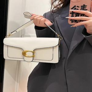 새로운 틈새 시장 여성용 프리미엄 질감 솔리드 컬러 심플하고 다용도로 활용 가능한 작은 사각형 가방 통근용 다중 수납 공간 숄더백
