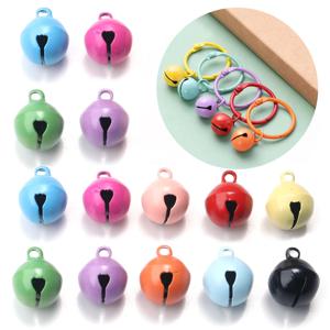 50 개/몫 작은 징글 벨 비즈 믹스 색상 수제 크리스마스 파티 장식에 대 한 느슨한 매력 벨 DIY 쥬얼리 액세서리
