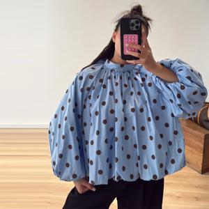 우아하고 세련된 폴카 도트 레이스업 셔츠 여성용 롱 랜턴 슬리브 백리스 루즈 블라우스 탑 여름 여성 패션 캐주얼 셔츠