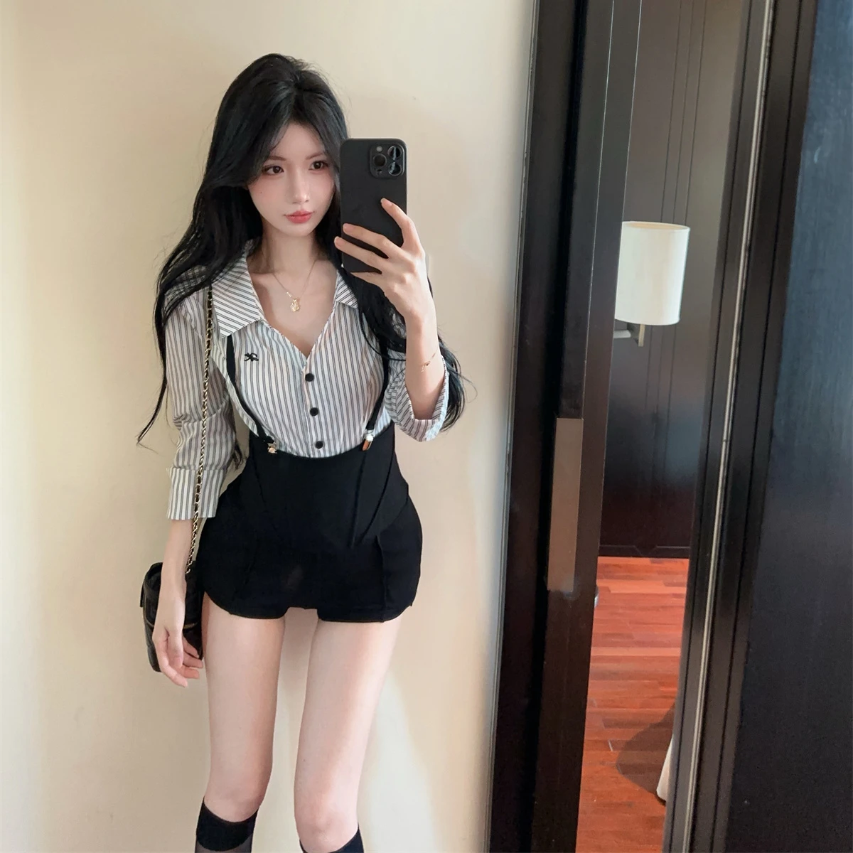 새로운 학술 스타일 투피스 세트 여성용 스트라이프 V넥 셔츠와 오버롤 블랙 반바지 유니폼 젊은 성인들을 위한 패션