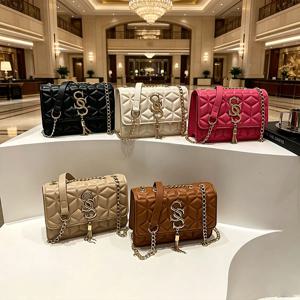 세련된 작은 향기로운 스타일의 아가일 퀼트 스몰 스퀘어 백 메탈 레터 태슬 사선 크로스백 통근 숄더백