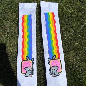 코스프레 귀여운 스타킹 패션 스트리트웨어 Y2K 스타일 레트로 하라주쿠 화이트 펑크 만화 프린트 스타킹 레트로 2000s Emo Girls