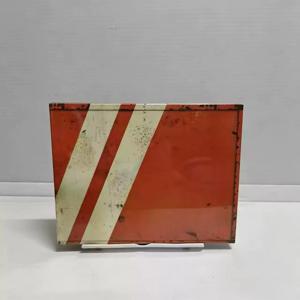 산업용 메탈 음악 CD, 깊고 강력한 남성 보컬, 중저음이 강한 기계적 질감의 악기 연주, 스테레오 오디오 디스크