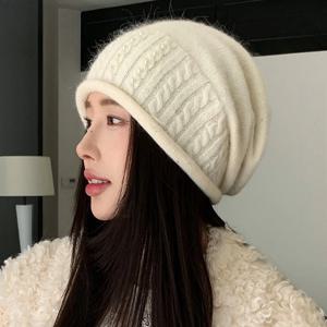 샤오샹펑 라이트 럭셔리 진주 장식 토끼 털 모자, 한국 스타일의 새로운 디자인, 작은 귀덮개 달린 니트 풀오버 모자