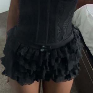 Combhasaki 여성용 Y2K 빈티지 레이스 패치 워크 Loungewear Bottoms 활 장식이있는 신축성있는 하이 웨이스트 Ruffled Layered Tiered Shorts