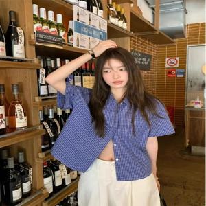 블루 캐주얼 체크 무늬 반팔 셔츠 여성 여름 느슨한 칼라 아메리칸 레트로 대학 스타일 새로운 탑 버튼이 달린 폴리에스테르 섬유