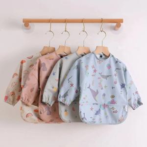 1pcs 어린이 먹이 앞치마 긴 소매 아기 턱 받이 포켓 전체 커버 아이 가운 가방 방수 긴 소매 작업복