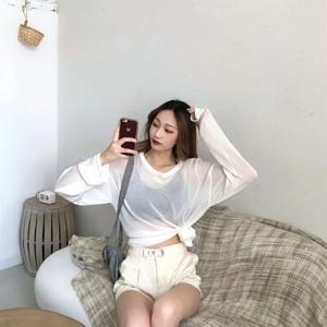 여성용 캐주얼 긴팔 티셔츠, 골지 디자인, 아이스 실크 소재로 통기성이 좋고 자외선 차단 기능이 있으며, 넉넉한 핏으로 편안하게 입을 수 있는 기본 스타일의 블라우스입니다.