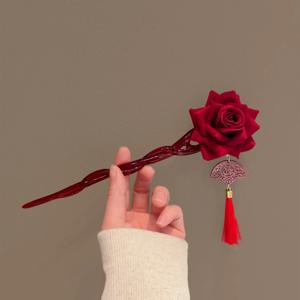 우아한 붉은 장미 꽃 모양의 머리핀, 중국풍 빈티지 스타일, 술 장식과 부채 장식이 돋보이는 디자인, 일상복에 어울리는 세련된 헤어 액세서리.