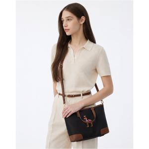 헤지스 액세서리 여성 25FW 스테디셀러 블랙 로고패치 가죽 토트백 WIBA5F808BK
