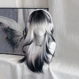 하이픈이 있는 머리 모발 26인치 유니버설 가발. 블랙 앤 화이트 그라데이션 디자인으로 할로윈, 데일리 롤플레잉, 데이트, 사진 촬영에 적합. 다용도하고 통기성이 좋은 풀 가발.