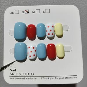 레드 폴카 도트 스타일 핸드메이드 프레스온 네일, 10pcs 세트 탈착식 인조 네일 스티커, 신선하고 귀여운 숏 네일, 봄과 여름을 위한 컬러 팝, 가을과 겨울을 위한 레드와 블루 컬러 스킴, 착용용 4pcs 세트 포함