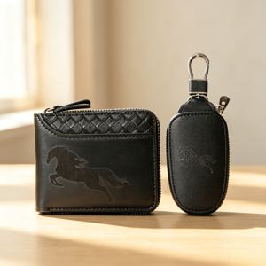 우아한 검은색 말털 프린트 디자인의 고급 남성 지갑 2개 세트 (차량 키 홀더 포함). 검은색 악어 무늬 인조 가죽으로 제작되었으며 크리스마스, 생일 또는 아버지의 날 선물로 완벽합니다.