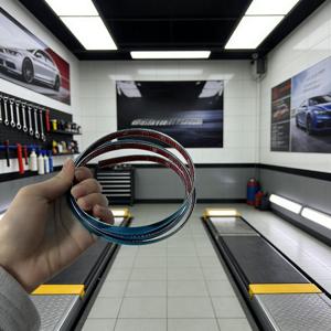 패셔너블한 자동차 크롬 트림 스트립 – 고품질 PVC 소재로 제작, 듀얼톤 은색 크롬 끝단, 고광택 표면 및 간편한 설치를 위한 접착식 뒷면. 변색 방지, 내구성, 스크래치 방지