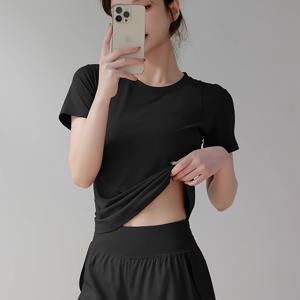봄/여름 패션 2종 세트: 여성용 요가 의상, 반팔 티셔츠와 애슬레틱 쇼츠. 통기성 있는 메쉬, 높은 신축성 속건성 원단, 클래식 바운드 라운드 넥, 메쉬 패널 디테일, 길게 처리된 밑단. 2-in-1 룩 애슬레틱 쇼츠, 달리기, 요가, 사이클링에 적합