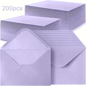 200개 라벤더 A7 봉투 세트, 자체 밀봉 V 플랩 디자인, 초대장에 적합. 고품질 종이로 제작, 결혼식, 생일, 졸업식, 사진에 이상적 - 대량 우편 발송에 좋음, 우아한 보라색 디자인