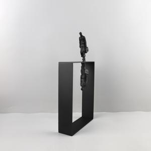 1개 모던 여행자 조각상 - 반사 베이스가 있는 우아한 걷는 인물, 주철 실내/야외 장식품 - 전기 불필요 - 거실, 사무실, 현관용 - 할로윈, 크리스마스, 하누카, 부활절, 추수감사절 선물 - 현대적인 홈 , 세련된 디자인, 내구성 있는 조형물, 예술 컬렉터를 위한 장식품, 크리스마스와 추수감사절에 완벽