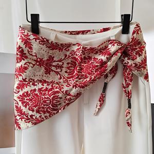 에스닉 논란, 서아시아 스타일, 레이어드 삼각 스카프 벨트, 허리 스카프, 발기 커튼 헤어밴드, 허리 실, 허리 추가, 스카프