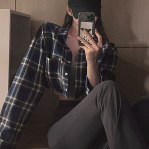 여성 봄가을 신상 프렌치 체크무늬 쇼트 셔츠 폴로넥 크롭 디자인 긴팔 얇은 자켓 심플 캐주얼 데일리 상의