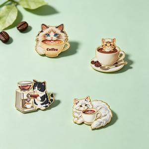 4개 귀여운 커피 고양이 모양 에나멜 배지 세트, 금색 테두리 프린트 금속 칼라 바늘, 귀여운 새끼 고양이와 커피 컵 장식 배지, 겉옷, 백팩, 모자에 적합, 커피 애호가 동물 수집품 선물