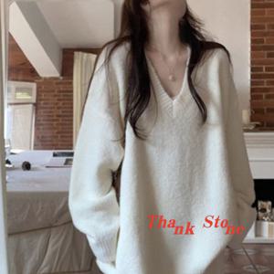 나른한 느낌의 한국 스타일 독특한 브이넥 디자인 루즈핏 풀오버 스웨터 여학생용 긴팔 안에 입는 니트 상의（가슴 부분에 검은색 글자가 있다）