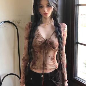 여성 빈티지 나염 브이넥 긴팔 티셔츠 리본 스트랩 슬림핏 날씬해보이는 가을 신상 상의 Y2K 힙한 유니크 청순섹시 데이트룩 꾸안꾸 페미닌 섹시글램 스타일리시