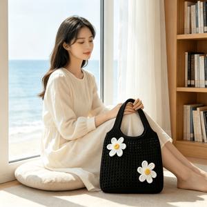 부드러운 플로럴 니트 숄더 토트백, 소프트 톤, 속이 빈 네트 직조, 3D 데이지 꽃 디테일로 섬세한 느낌, 실용적인 대용량, 데일리 출퇴근, 캐주얼 레저 및 휴가에 적합한 하이-V 직조 여성 가방