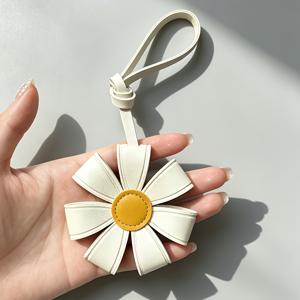 프레쉬 스몰 데이지 페이크 가죽 펜던트 가방 참, 간편한 플로럴 장식 키체인, 키 체인 자동차 백미러 장식 여행용 여행 가방 액세서리 여성용 다용도 선물