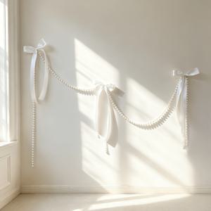 흰색, 검은색, 분홍색 리본 보우가 장식된 200cm 진주 체인. 핸드메이드 매듭이 있는 단색 리본 술 3/4/5개 포함. 생일 파티, 여자 친구들과의 모임, 기념일, 결혼식 장식에 이상적. 선물용 글루닷 10개 포함. 할로윈 장식 & 크리스마스 장식