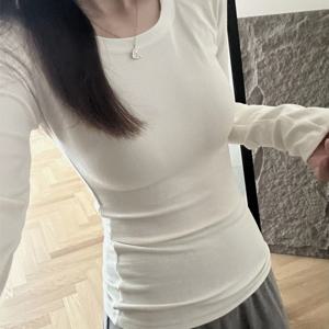 여름/겨울용 단색 긴팔 여성 탑, 라운드넥 디자인으로 베이스 레이어로 완벽. 약간의 신축성이 있는 피부 친화적인 원단으로 제작된 이 핏된 티셔츠는 우아하고 편안하며 활용도도 높습니다.