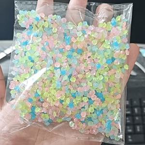 3200개 랜덤 컬러 야광 레진 스톤 3mm~5mm 0.13Lbs 랜덤 사이즈 야광 조약돌, 햇빛 흡수, 손전등 조명, 정원 화분 식물 어항, 집, 축제 장식, 기원 용품 제작에 적합