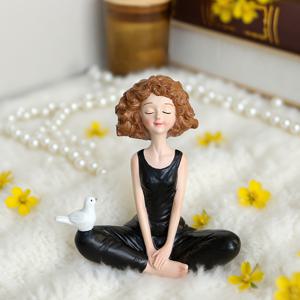 1개 조용한 요가 소녀 동상, 레진 조각품 장식물, 곱슬머리와 검은 옷을 입고 눈을 감고 있는 모습, 흰색 비둘기들이 함께하는 독특한 홈데코, 따뜻하고 평화로운 분위기 연출. 명상공간, 평온한 분위기, 고요한 디자인, 판타지 조각, 수제 조각품, 레진 스탯츄, 장식적인 동상, 홈액센트, 영적 탐구자를 위한, 선물 사려보는 이에게 추천