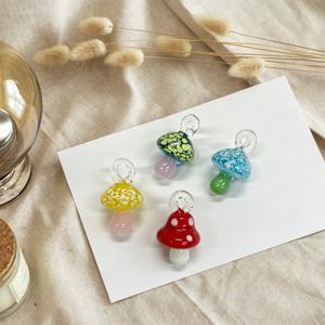 수제 램프워크 유리 버섯 펜던트 4개, 귀여운 반점무늬 작은 버섯 참, DIY 팔찌 목걸이 액세서리, 미적인 투명 유리 버섯
