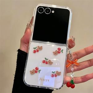 휴대폰 케이스 - 만화 귀여운 갈색 곰 체리 과일 패턴 접이식 휴대폰 케이스 및 세련된 3D 리본 매듭 체리 진주 펜던트 (삼성 갤럭시 Z 플립 8 ZFLIP7 Z 플립 6 Zflip4 Zflip 3 5G 호환), 사랑스러운 카와이 보호 PC 하드 백 커버, 스타일리시