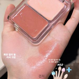 두 가지 색상으로 구성된 블러셔 크림은 얼굴을 밝히고 윤곽을 잡아주며 하이라이트를 더해 자연스럽고 촉촉한 피부 표현을 완성합니다.