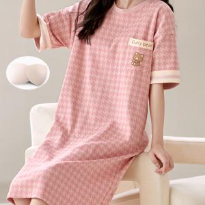 핑크 격자무늬 나이트가운, 만화 곰과 패딩 브라컵 포함, 여성용 여름 반팔 수면복 원피스, 미디엄 기장 루즈핏 캐주얼 파자마, 갈색 아기 곰 만화 프린트 라운드넥, 시원하고 귀여운 소녀스러운 핑크 격자무늬 캐주얼 잠옷, 고정식 스펀지 패드가 있는 드레스 라운지웨어, 속옷 불필요, 외출용으로 착용 가능