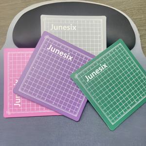 미니 커팅 매트 4개 세트, 멀티 컬러 PVC 공예 매트, 재봉, 패치워크, 필기에 적합—종이, 클레이 프로젝트, 사무용품에 이상적, 격자선 및 각도 표시가 있는 휴대용 안전 매트, 재봉틀 필수품