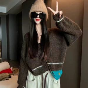 가을 겨울 V넥 가디건, 토르사드 버튼, 하이웨이스트 숏 스타일, 부드럽고 푹신한 플러시 질감, 따뜻하고 다재다능한 상의