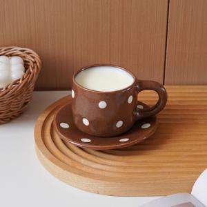 1세트 브라운 폴카 도트 세라믹 커피 컵 및 새서, 불규칙한 작은 도트 세라믹 커피 컵 및 새서, 쉬운 고급스러운 미적 감각, 가정 장식에 적합, 일상적인 가정용 음료 컵, 아침 우유 빵, 오후 티 커피 케이크, 카페 라떼 아트