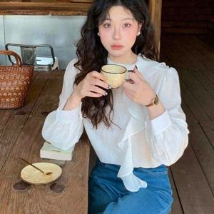 여성 긴팔 블라우스 프릴 러플 셔츠 리본 타이 페미닌 프렌치시크 오피스룩 출근룩 하객룩 데이트룩 퍼프소매 루즈핏 체형커버 화이트