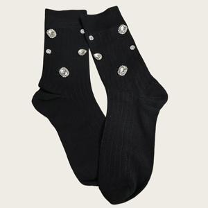 달콤하고 스타일리시하며 활용도 높은 송아지 다리 중간 기장 양말 한 켤레, 반짝이는 장식 포함. 배치는 랜덤입니다