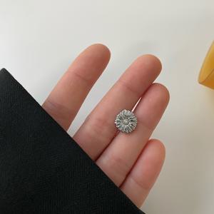 패셔너블한 입체 디자인의 꽃 모양 금속 단추 10개, 셔츠 소매, 칼라 단추, 가디건, 장식, 뜨개질 용품, 재봉용 패스너, 의류 액세서리 및 보조 재료용, 골든 및 실버리 색상, 샹크 단추 포함