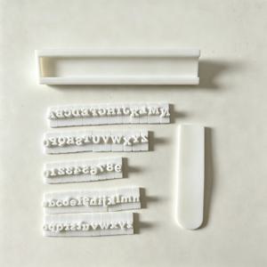 미니 표준 폰트 글자 및 숫자 클레이 스탬프 세트 (매칭 트랙 도구 포함), 재사용 가능한 장식용 수제 몰드 (주얼리 제작 및 세라믹 작품용)