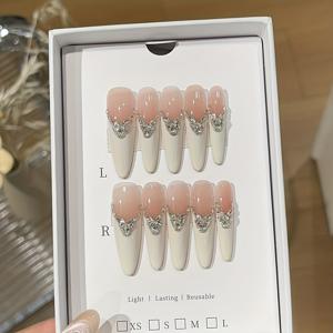 10개입 고급스러운 순수한 욕망 스타일, 가벼운 럭셔리하고 고급스러운 느낌, 정교한 화이트 스톤 스플라이싱 및 핀 핸드메이드 프렌치 팁 네일, 웨딩 연회, 친구 생일 파티, 발렌타인데이 행사에 적합한 네일 패치