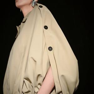 여성용 디자인 주도 케이프 스타일 숏 재킷, 옆면 버튼 클로저 슬릿, 루즈 드롭 숄더 드로스트링 밑단, 배트윙 슬리브 트렌치 코트, 배트윙 케이프 실루엣, 양방향 착용 가능 탈착식 슬리브, 봄/가을 필수 아우터