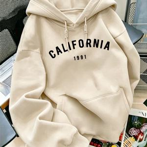 가을/겨울 트렌디 패션 CALIFORNIA 1991 프린트 美国 빈티지 스타일 드로스트링 후드 스웨트셔츠. 드로스트링이 달린 후드와 앞면 캥거루 포켓이 있어 추운 날씨에도 편안하게 착용 가능