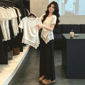 여름 신상 레이스 소매가 달린, 불규칙하고 독특한 디자인의 예쁜 상의입니다. 라운드 넥에 반팔로 구성된 여성용 티셔츠입니다.